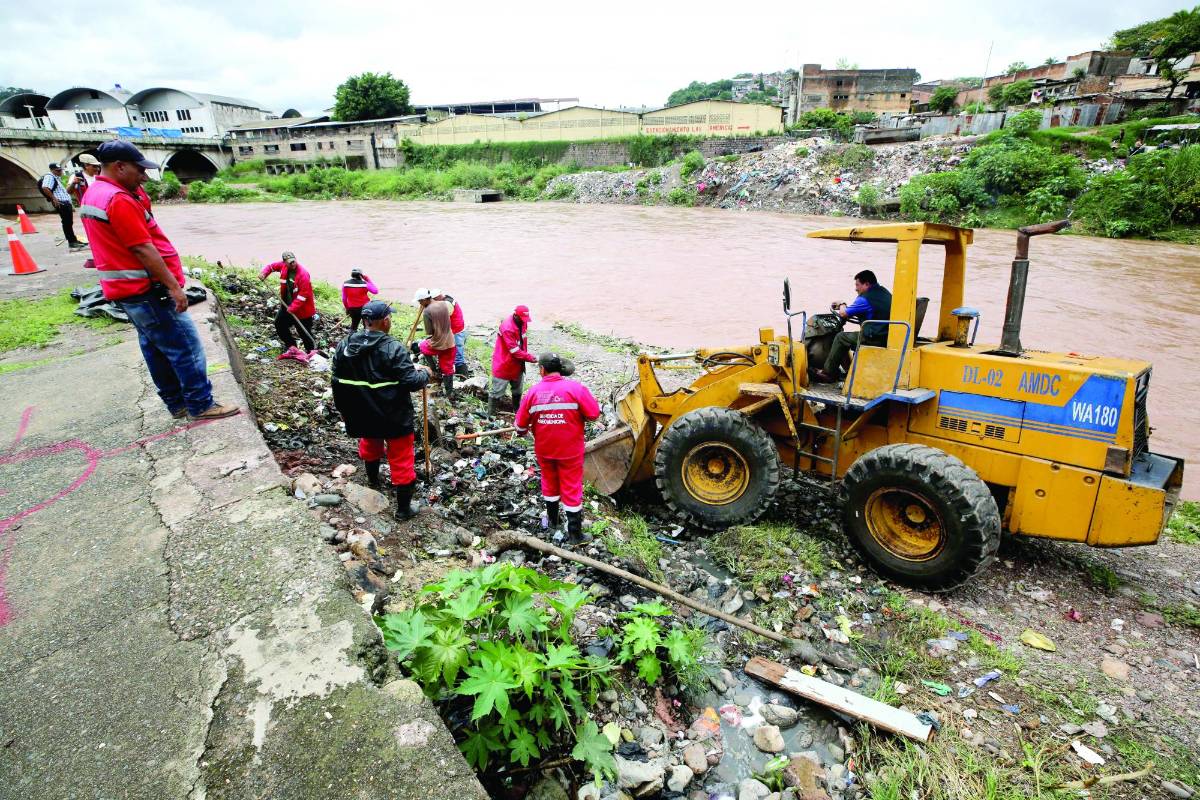 Autoridades evalúan extender alertas en la zona sur del país. El agua se metió en las viviendas de los pobladores en aldeas del departamento de Valle.