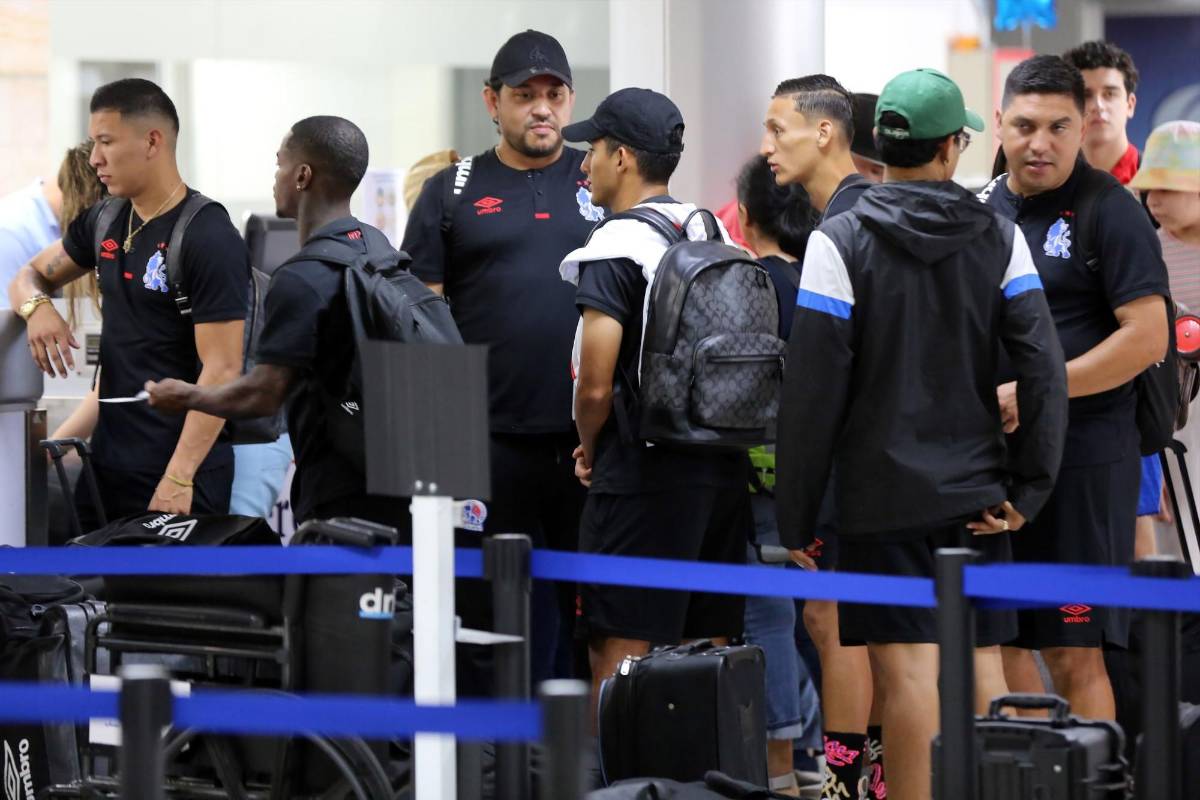 La plantilla del Olimpia viajó rumbo a El Salvador.