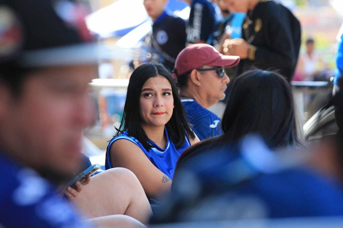 Rubia enamora en Motagua-Real España, fiesta azul en el Nacional e 'infiltrados'