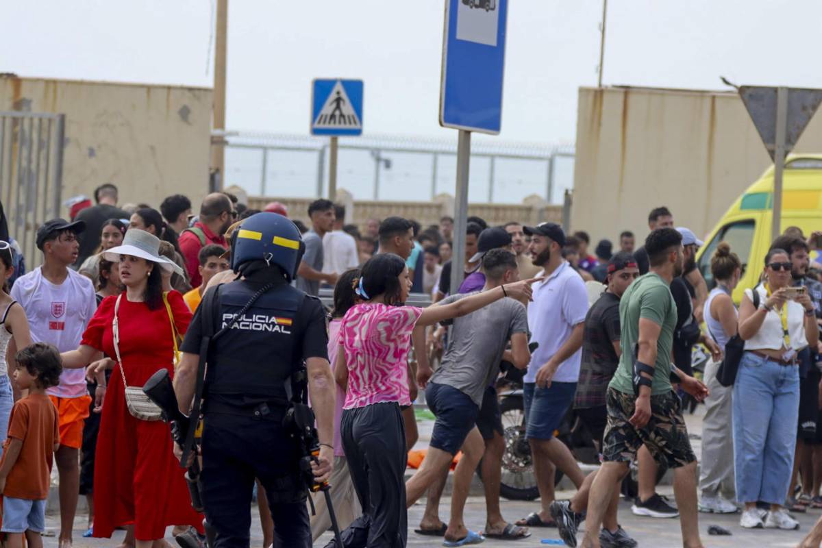 El caos se apodera de la frontera de Ceuta: miles de jóvenes quieren llegar a España