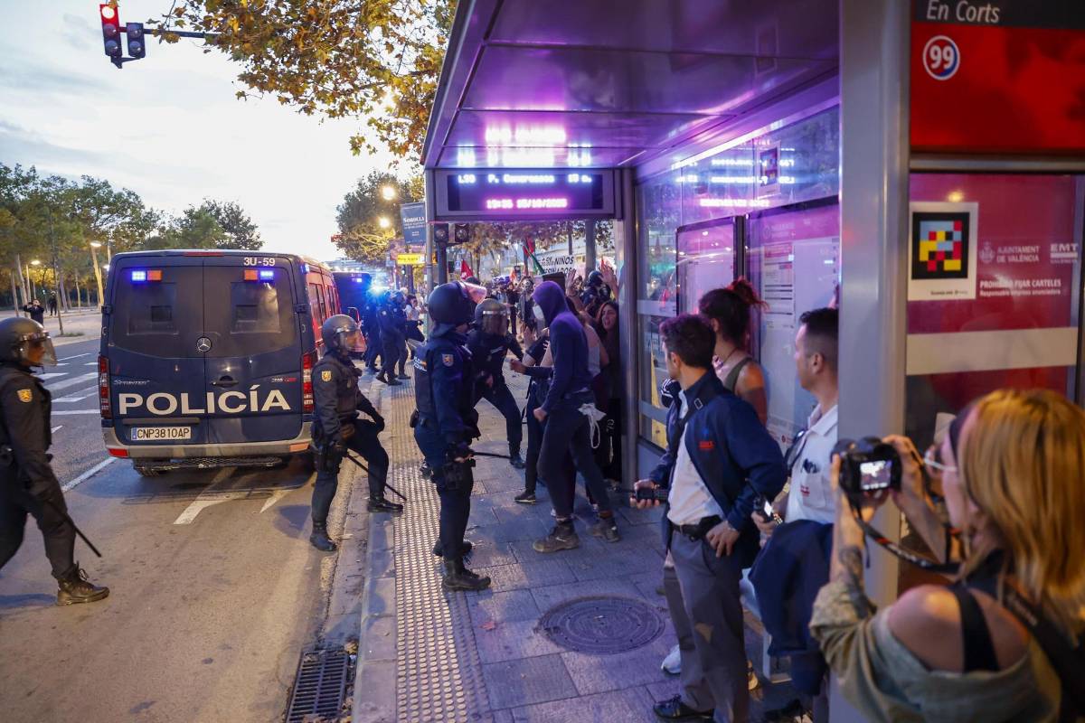 Masiva protesta en España contra el genocidio de Gaza termina en enfrentamientos y caos
