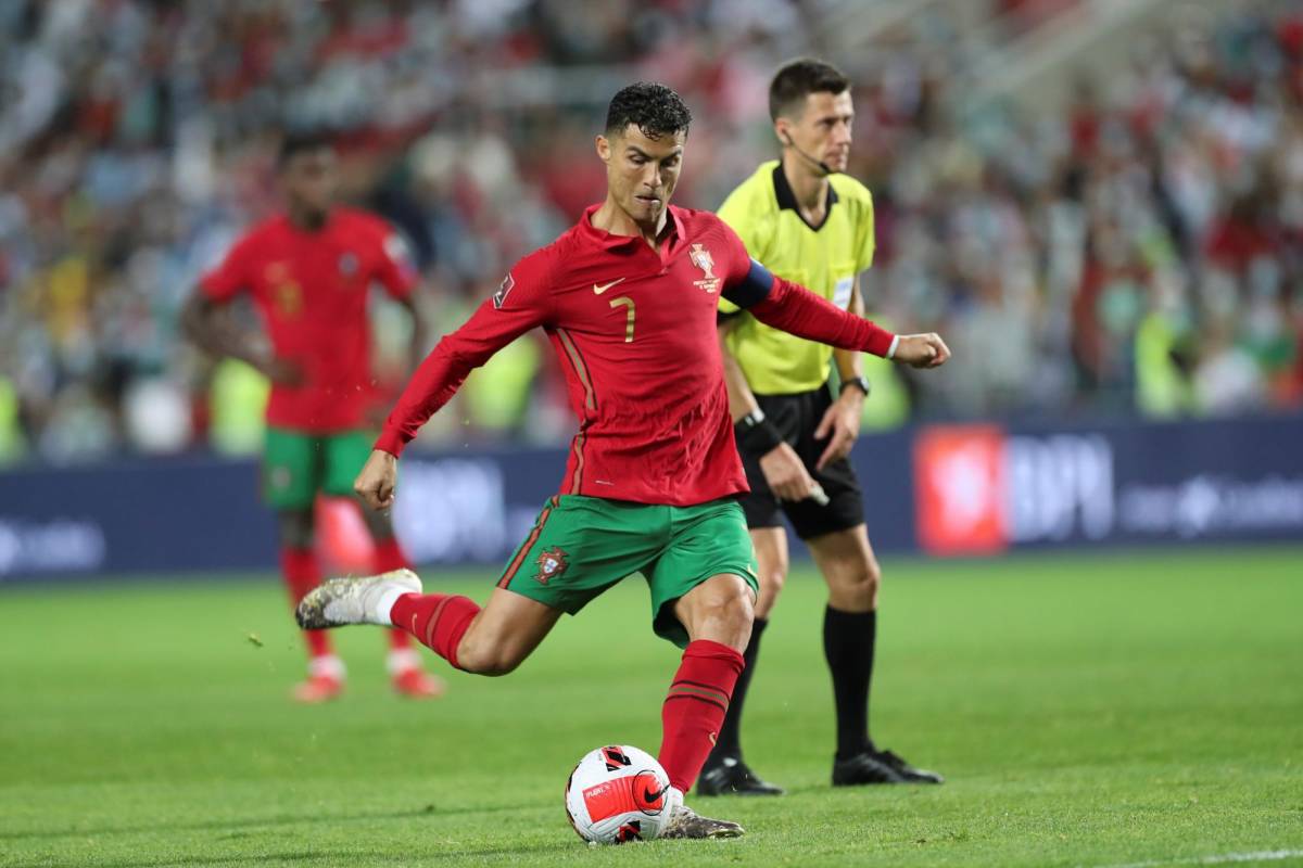 CR7 marcó dos penales en el hat-trick con el que se destapó frente a Luxemburgo.