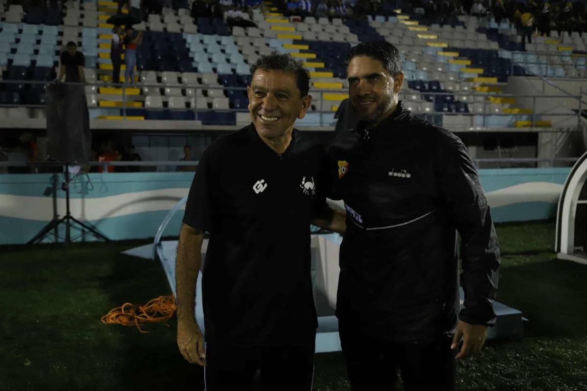 Estadio Ceibeño estrenó su cancha: aguacero, bellezas y bronca en Victoria-Herediano