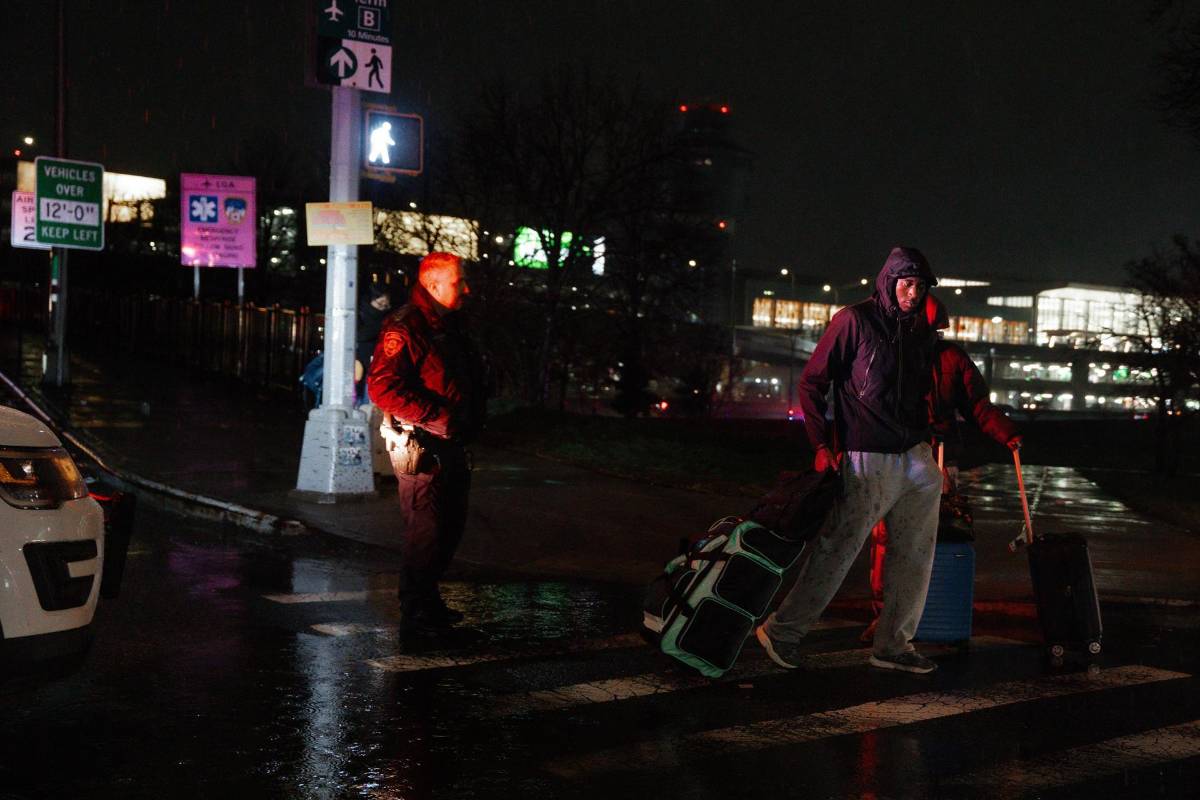 Así fue el impacto entre un avión y un camión de bomberos en Nueva York que dejó dos muertos