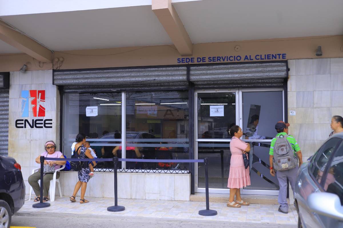 Oficina de servicio al cliente de la Enee en barrio Guamilito en San Pedro Sula.