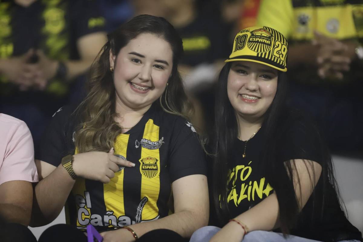 Futbolista sorprende a su bella novia, beso, fiesta del Real España y susto