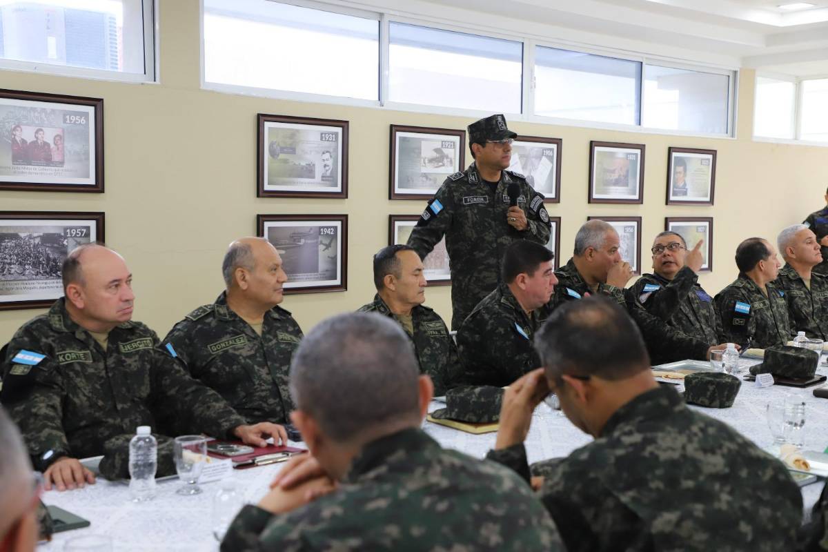 Nuevos jefes militares de Honduras comienzan transición