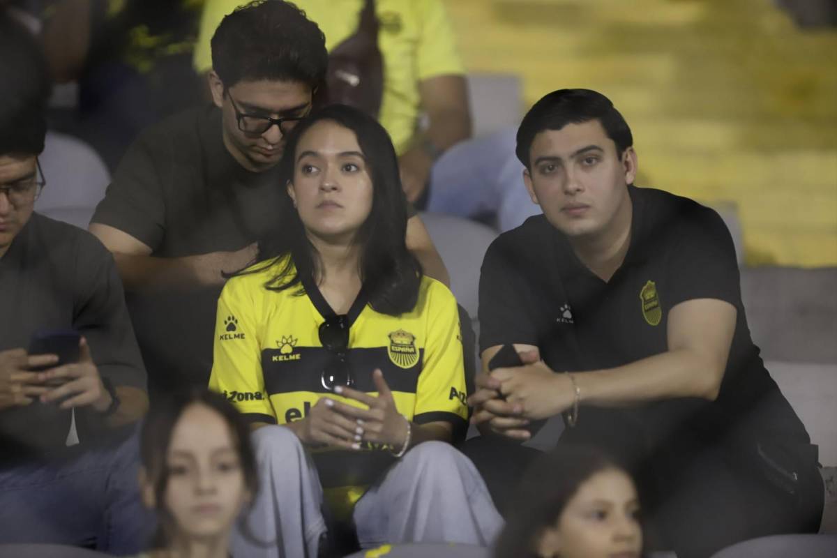 Futbolista sorprende a su bella novia, beso, fiesta del Real España y susto