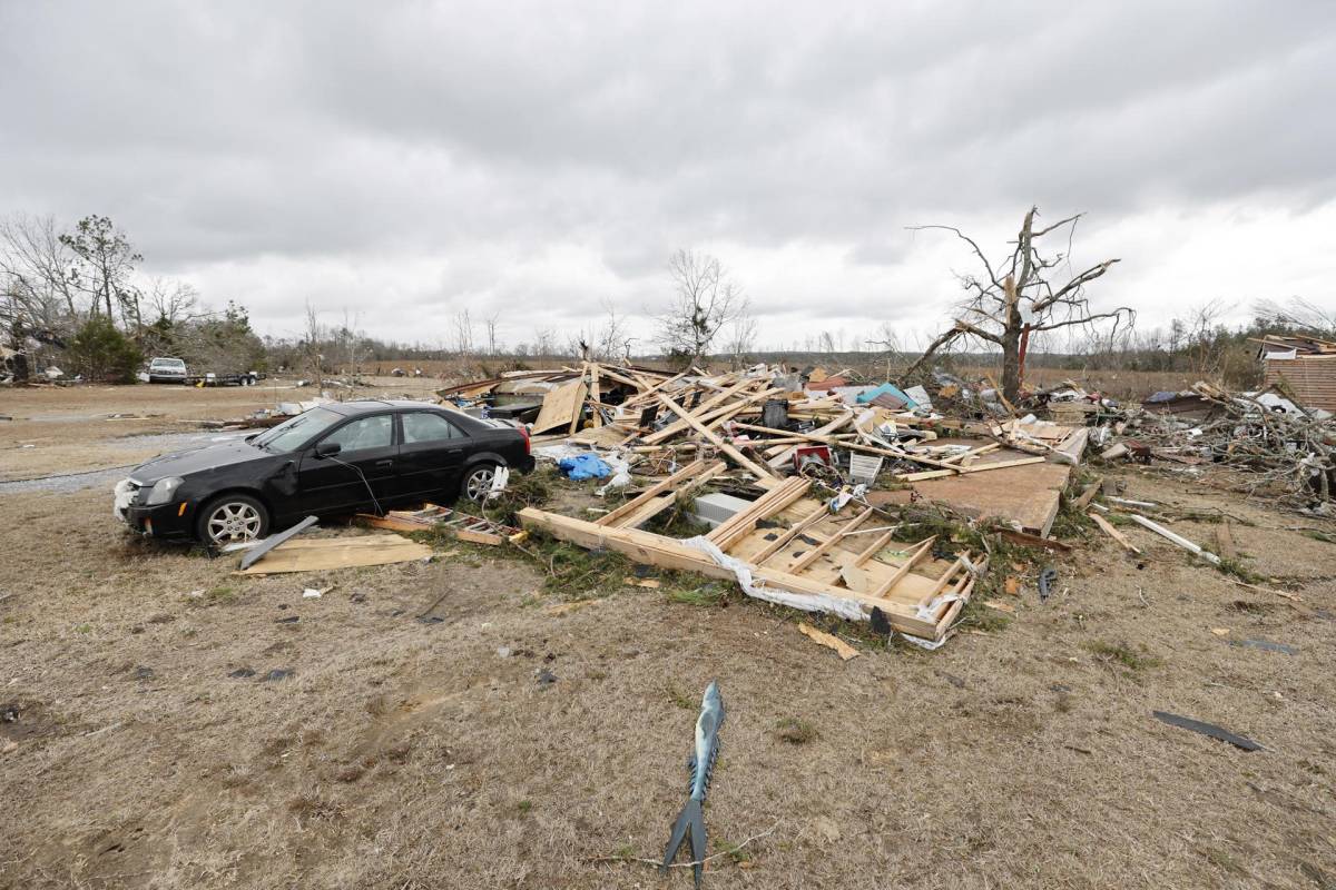 En videos e imágenes compartidas en redes sociales, se puede ver el desastre que dejó el tornado a su paso: casas destrozadas, árboles caídos y las calles repletas de escombros.