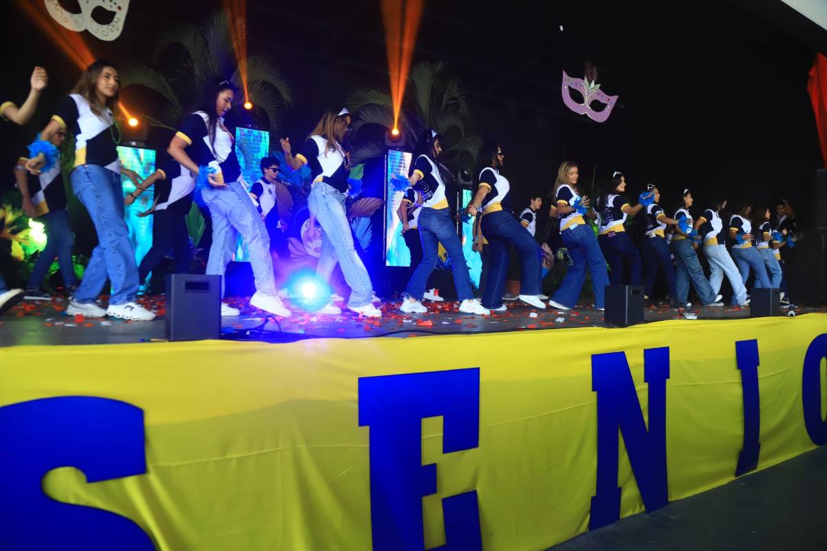 Seniors de la Western International festejan su entrada triunfal