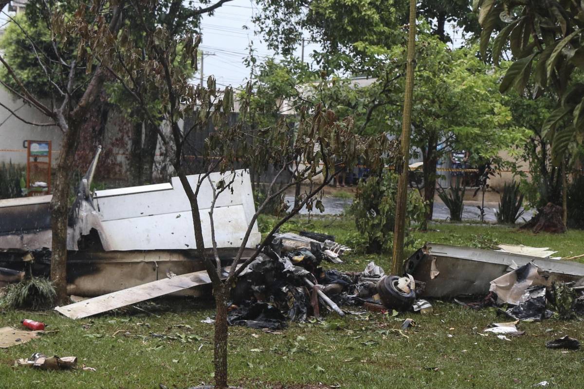 Fotografía de los restos y escombros de una avioneta que se accidentó hoy en Jaboticabal, estado de Sao Paulo (Brasil).
