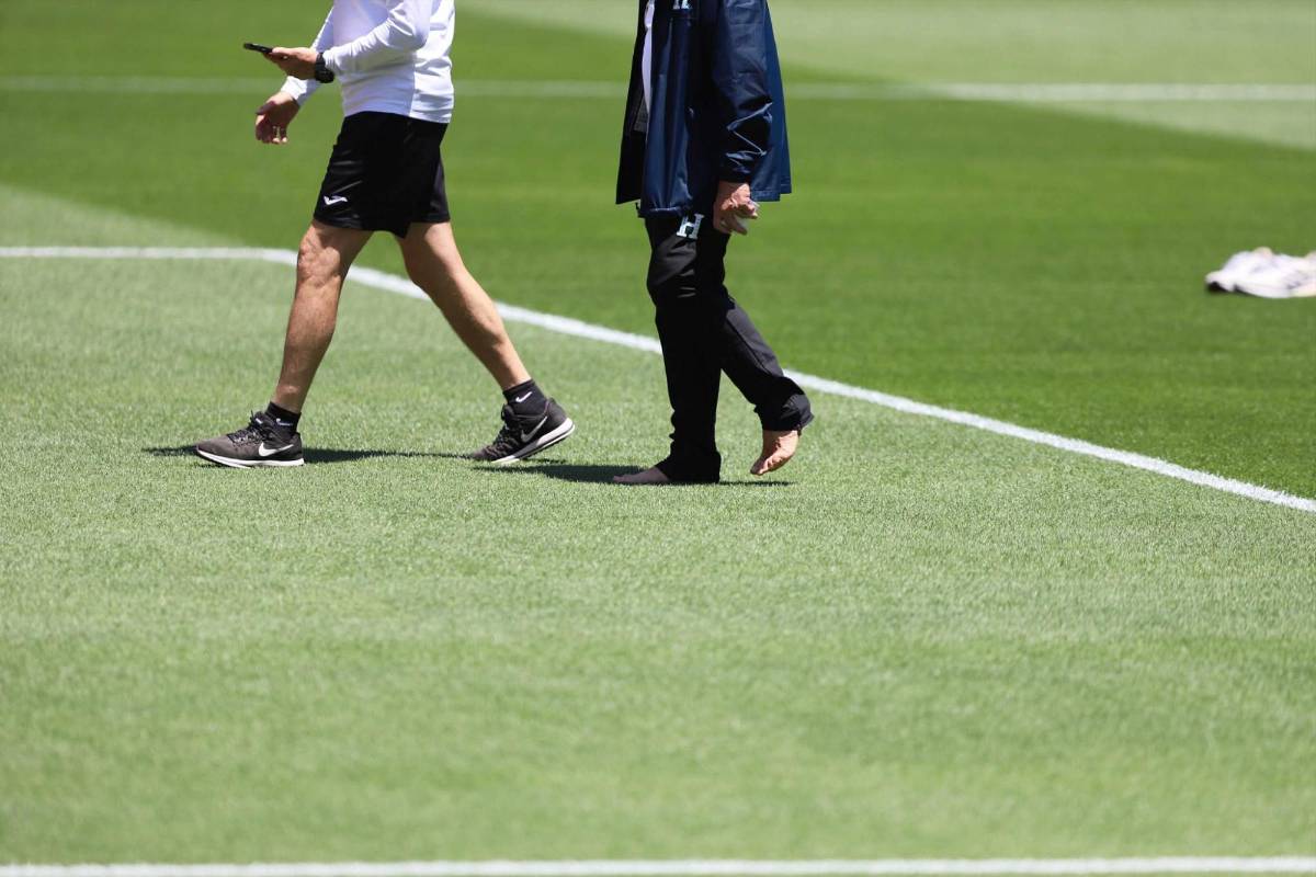 Rueda sorprende al 'estilo' de Luis Enrique: paseo descalzo antes del México-Honduras