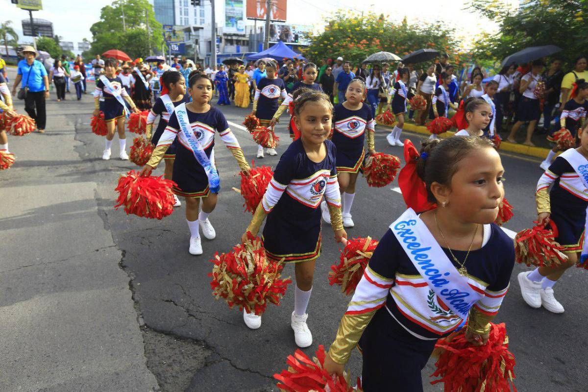 Civismo y amor por Honduras en desfile de escuelas en San Pedro Sula