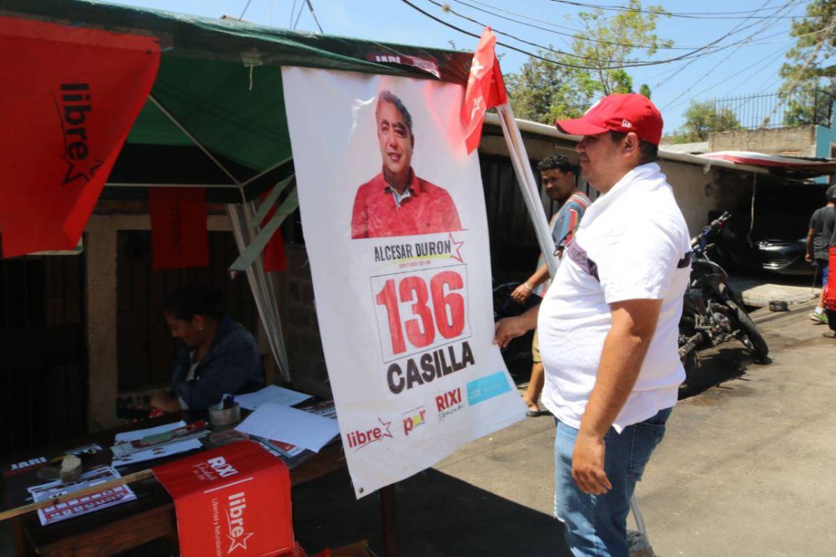 Reinstalan carpas con propaganda previo a elecciones en Tegucigalpa