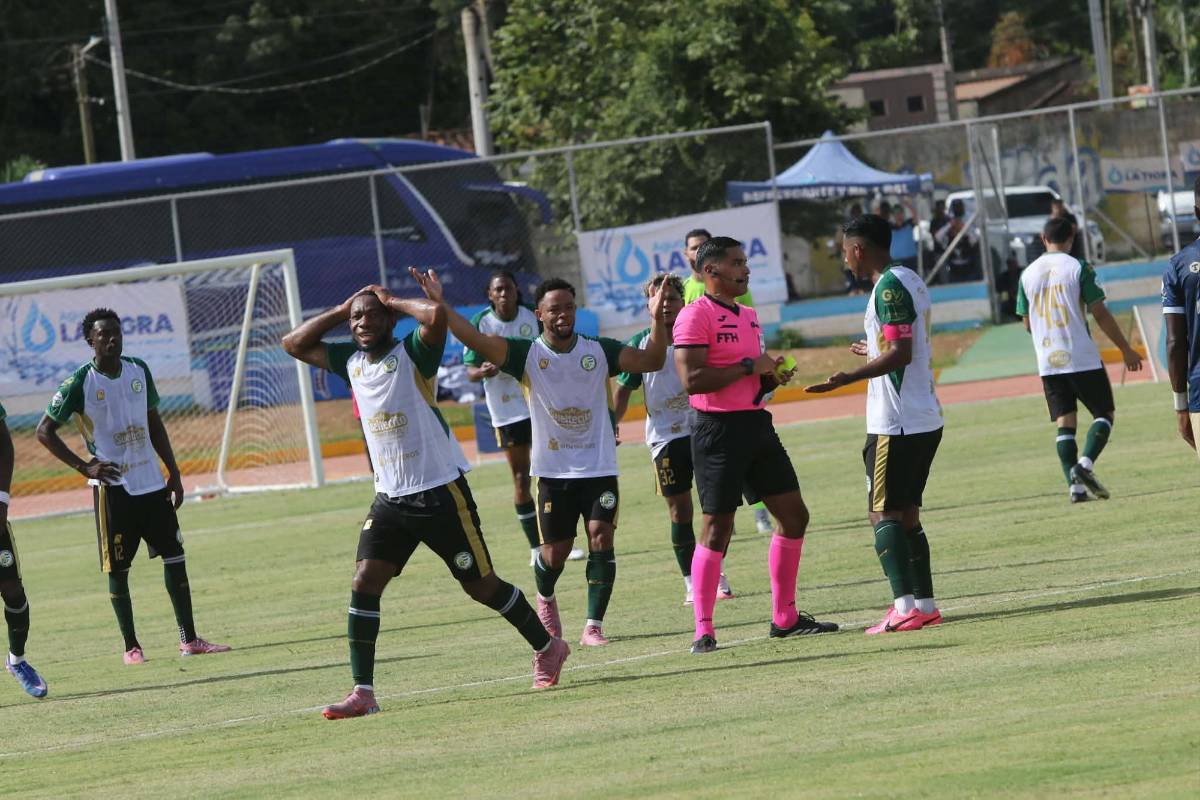 Jugadores de Motagua descalzos, exBarcelona presente y fichaje se lesionó en el debut