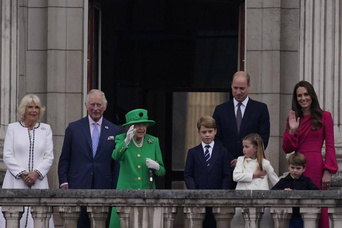 Un saludo de Isabel II junto a los futuros reyes culmina el Jubileo
