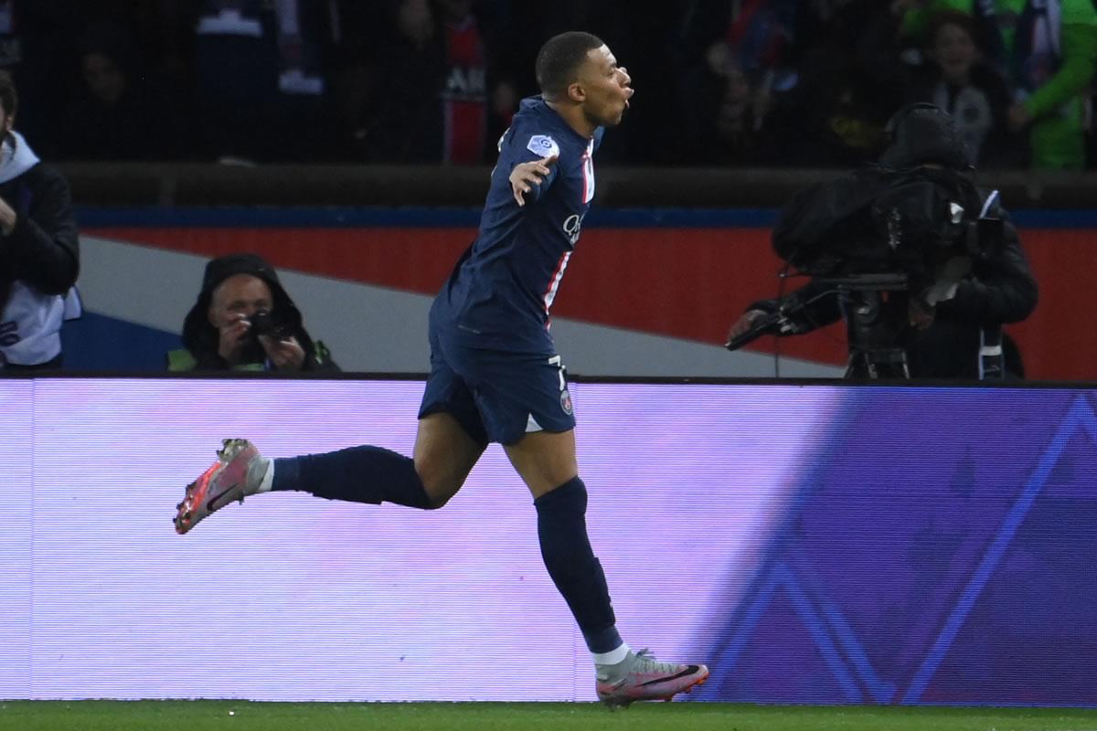 Kylian Mbappé festeja su gol que lo convierte en el máximo goleador de la historia del PSG en la Ligue 1.