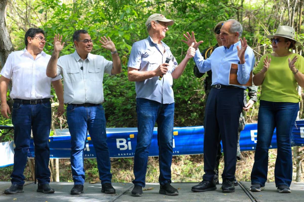 Asfura participa en liberación de guacamayas rojas y destaca la riqueza natural de Honduras