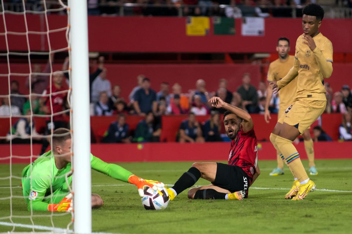 El portero alemán Ter Stegen detiene el balón rematado por el defensa del Mallorca, Jaume Costa.