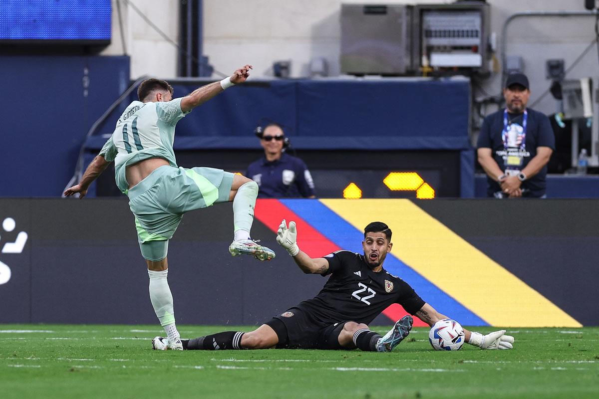 Santi Giménez tuvo una clara ocasión en los primeros minutos mano a mano con el portero Rafael Romo que tapó el disparo.