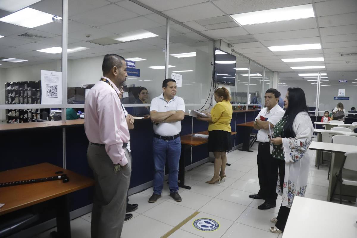 Litigantes que estaban en los juzgados escucharon los planteamientos que les hicieron la dirigente del CAH, Marilú Torres, y el abogado Teodoro Cerrato, jefe de cobranza de esa organización gremial, izquierda.