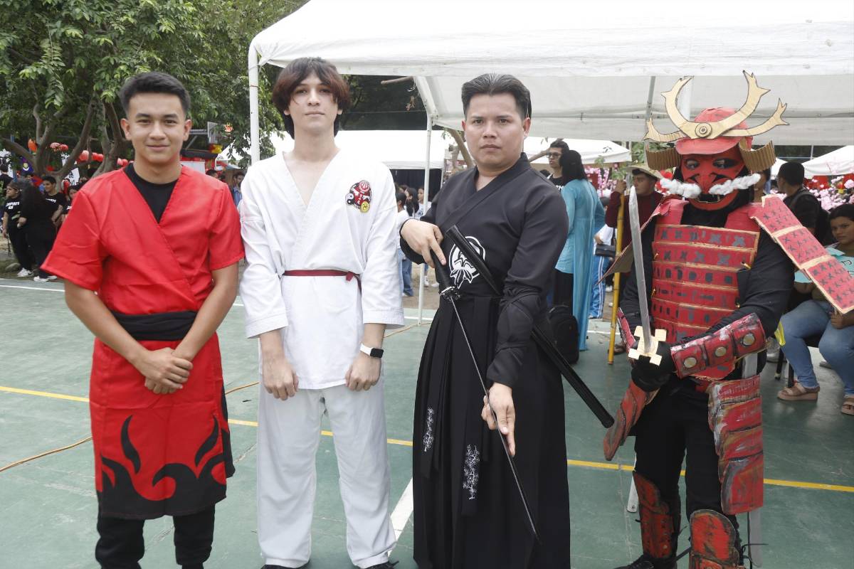 Los chicos no se quedaron atrás y también participaron ene el concurso de trajes en la categoría masculina.