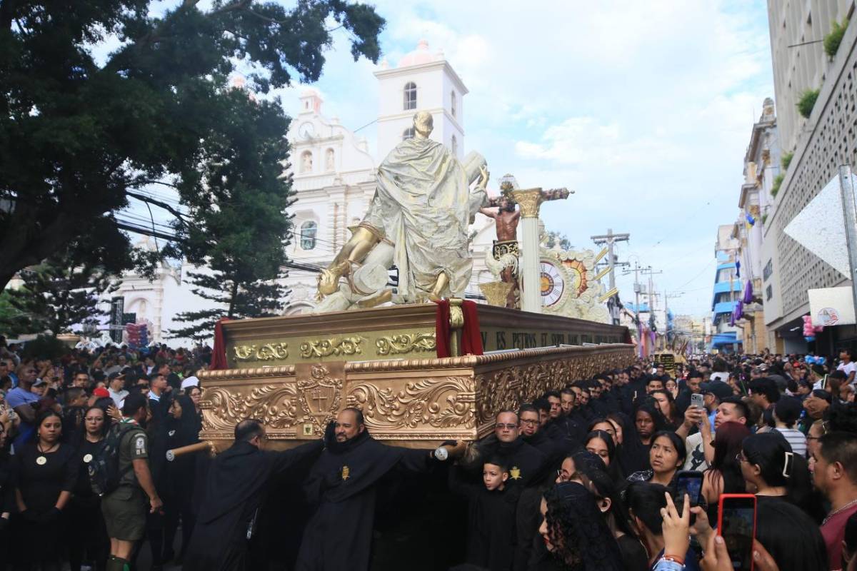 Santo Entierro: entre silencio y fe, fieles acompañan el cuerpo de Jesús