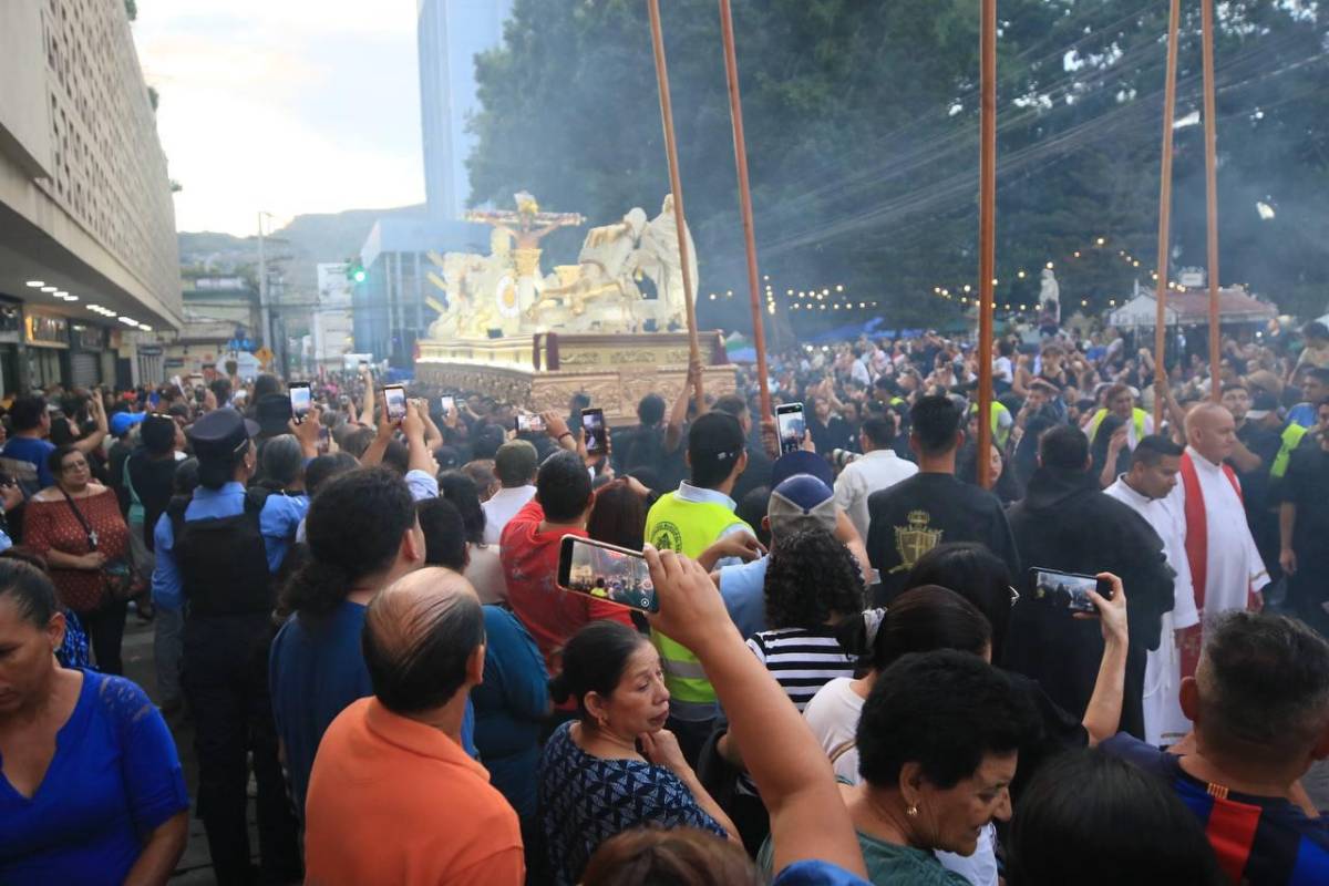 Santo Entierro: entre silencio y fe, fieles acompañan el cuerpo de Jesús