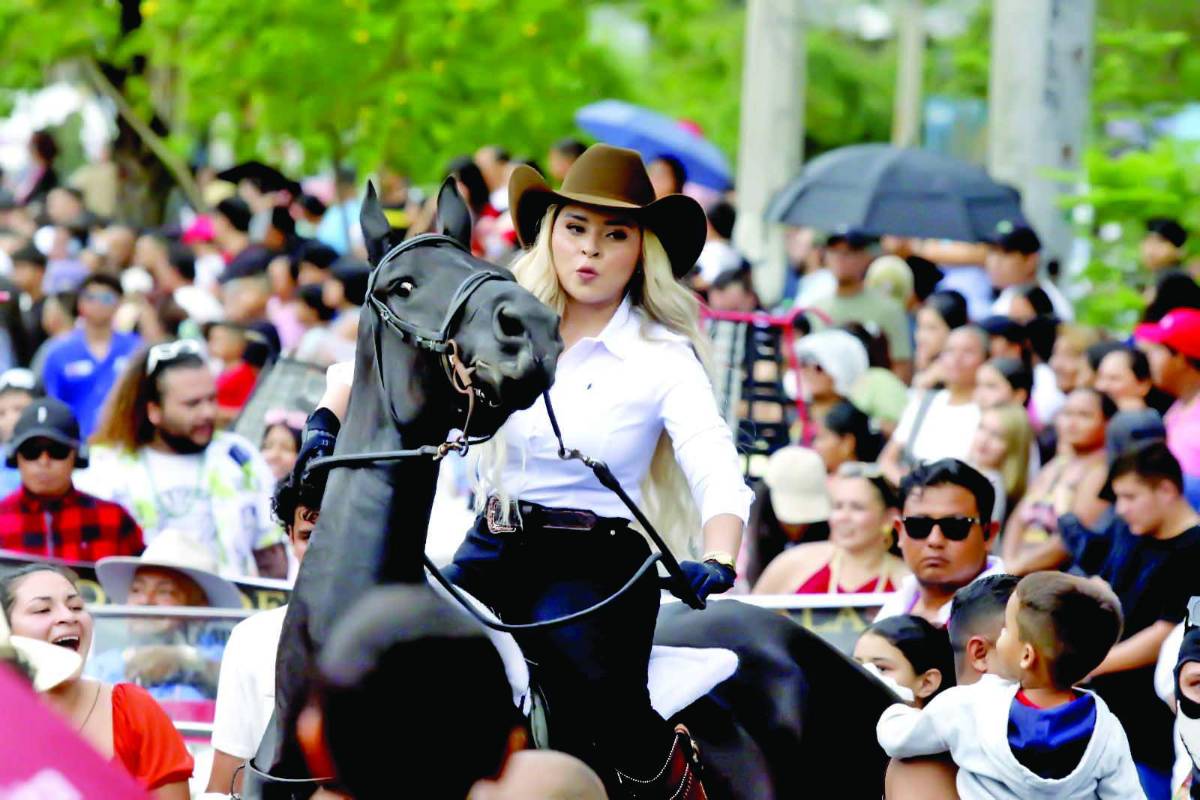 Sampedranos viven un vibrante cierre de feria, pese a la lluvia