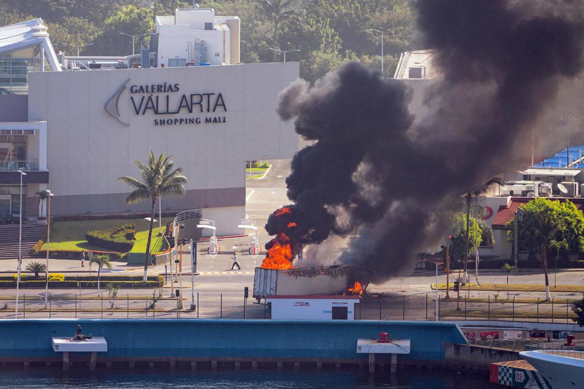 Tensión en México: Imágenes del terrible caos tras la muerte de El Mencho