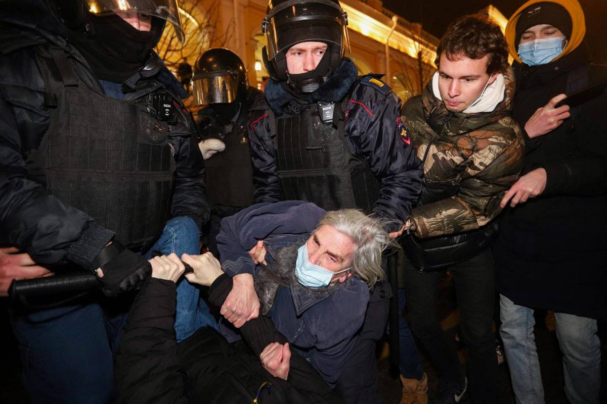Cerca de 1,400 detenidos en Rusia en protestas contra la guerra en Ucrania
