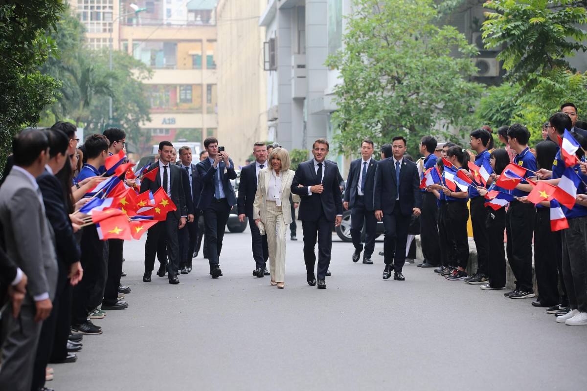 Macron y su esposa reaparecen sonrientes tras polémica por bofetada