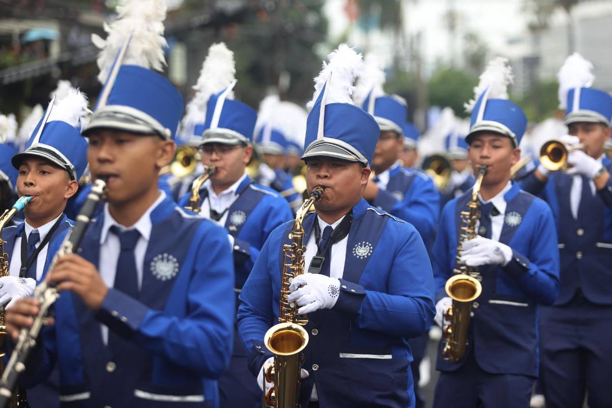 El Salvador conmemora su independencia con desfile de militares y estudiantes