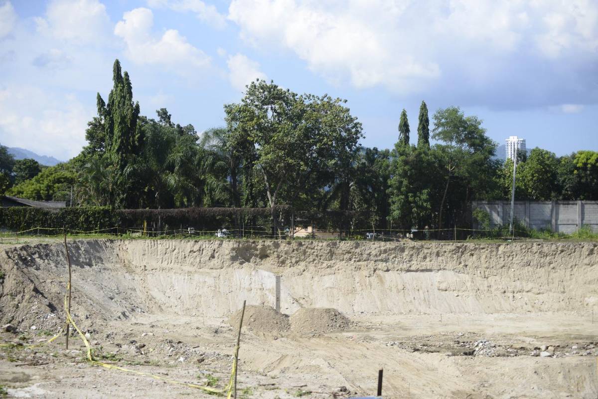 Aquí se está construyendo el puente sobre el río Santa Ana.