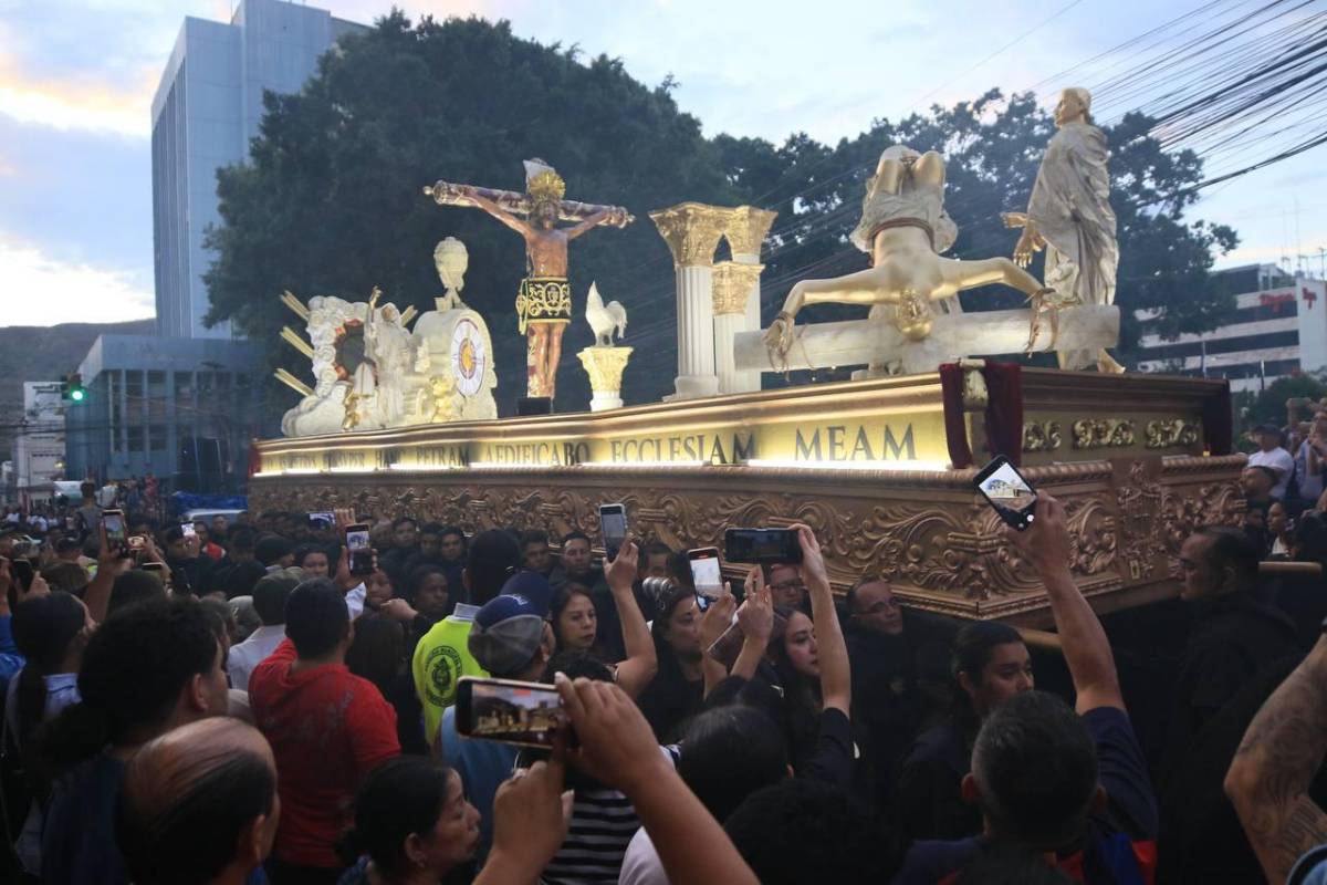 Santo Entierro: entre silencio y fe, fieles acompañan el cuerpo de Jesús