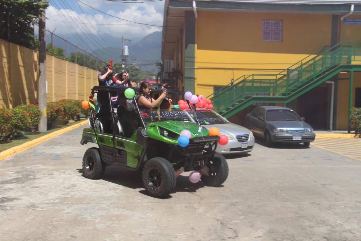 “Senior entrance” de la Holy Family Bilingual School