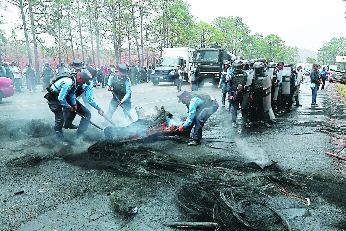 La carretera CA-5 permaneció tomada Por más de tres horas.