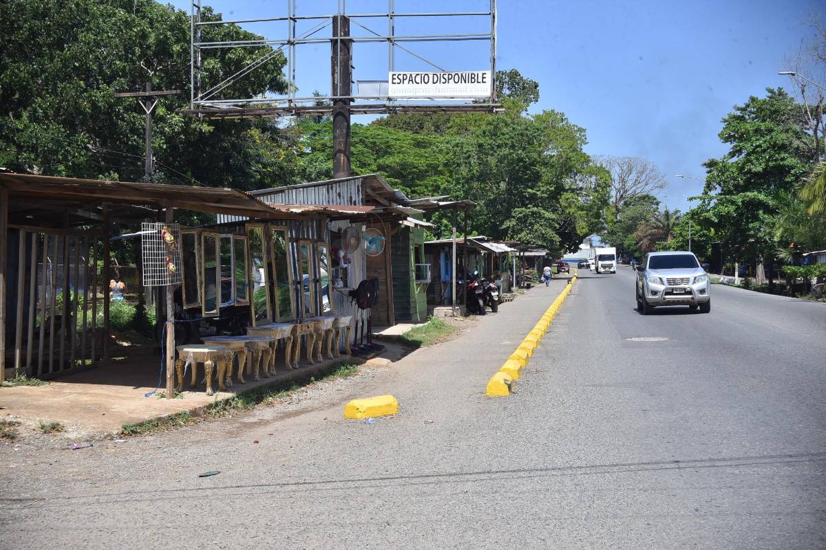 1,000 vendedores invaden derecho de vía en entrada a La Ceiba