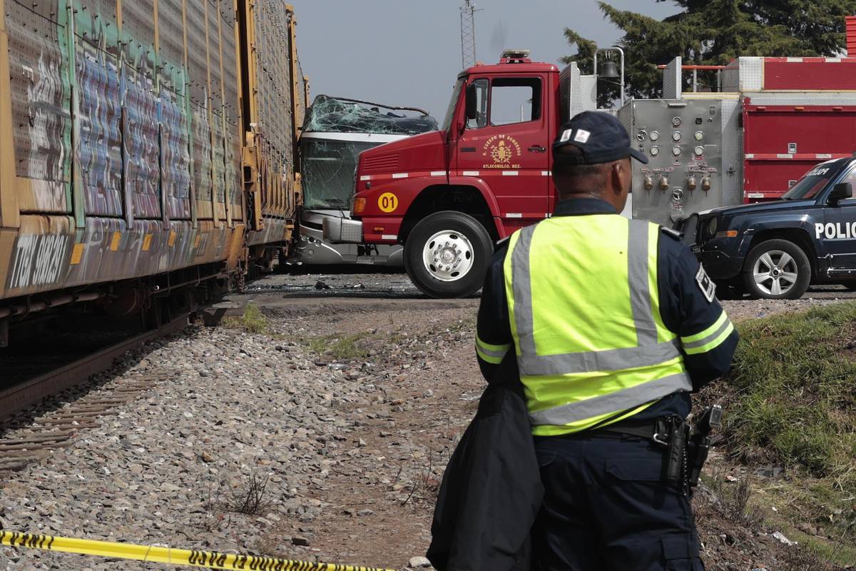 Fotos inéditas del accidente entre tren y bus que dejó al menos ocho muertos en México