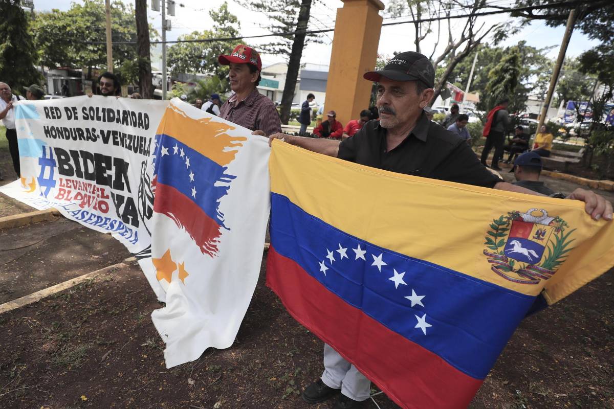 Personas participan de una manifestación a favor del presidente de Venezuela Nicolás Maduro.