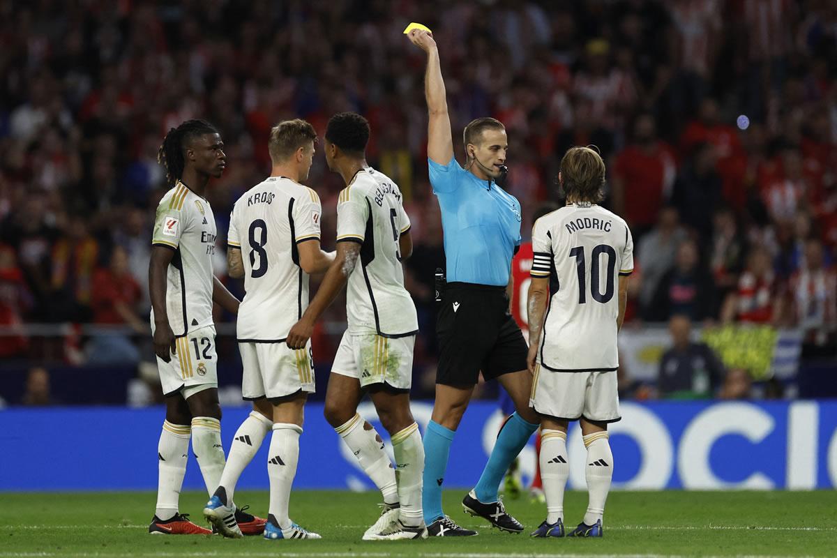 Luka Modric fue amonestado antes del final del primer tiempo por reclamos.