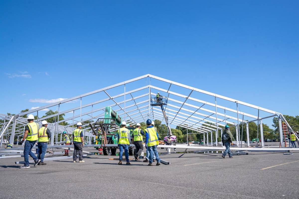 Nueva York comienza a levantar dos enormes carpas por oleada de inmigrantes