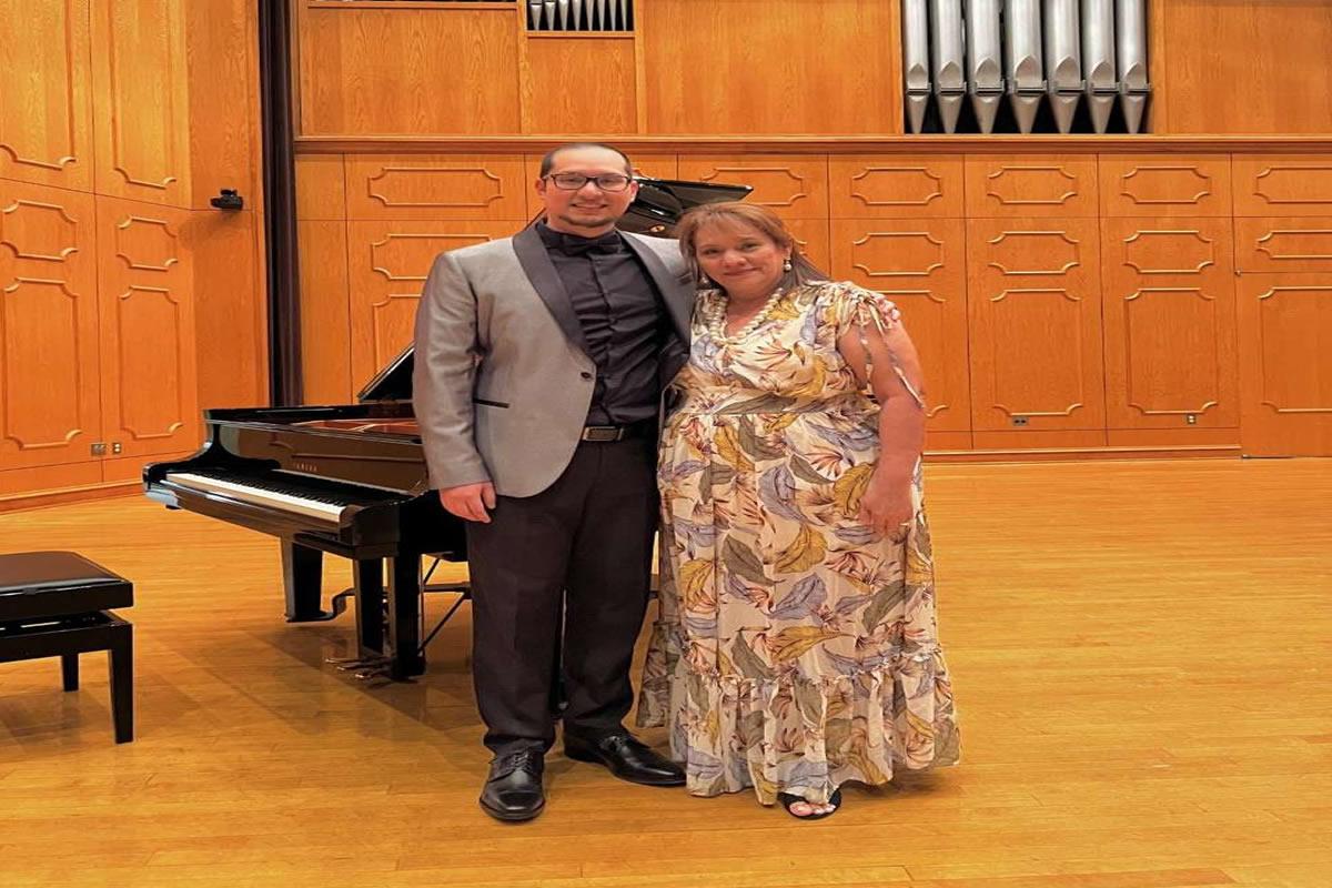 El joven artista junto a su madre Irma Mancía.