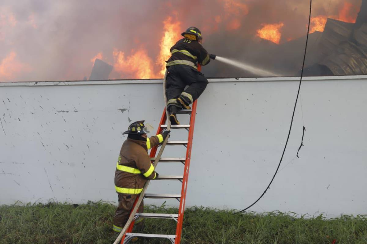 Impactantes imágenes del feroz incendio que arrasó con empresa en Choloma