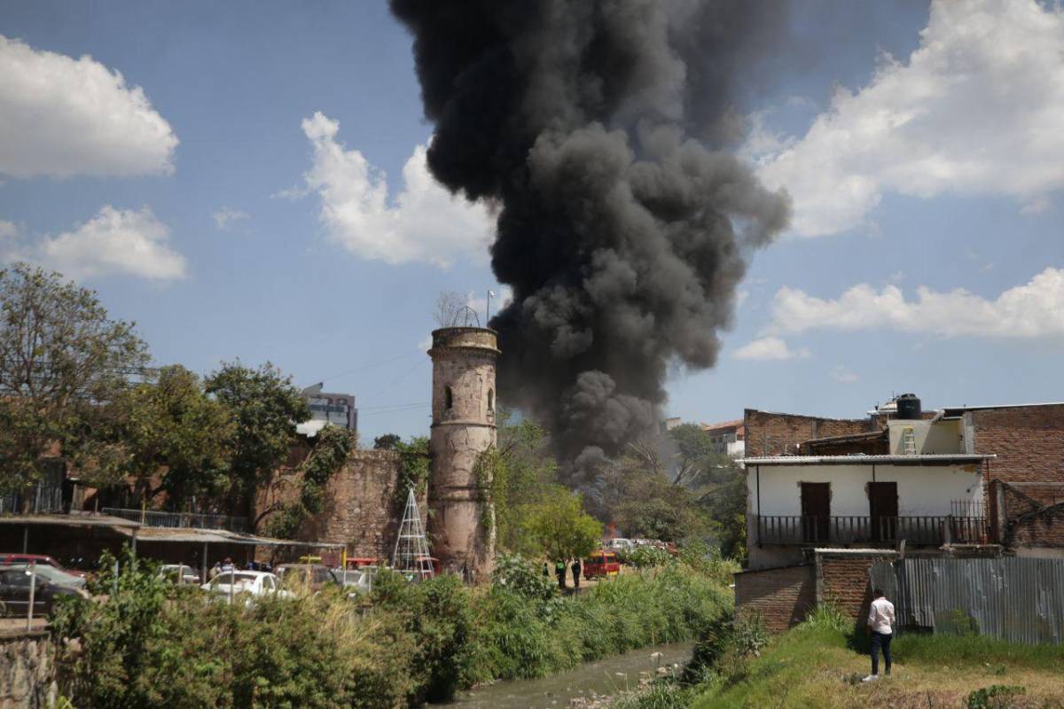 Más de 40 carros decomisados son consumidos por incendio en Tegucigalpa