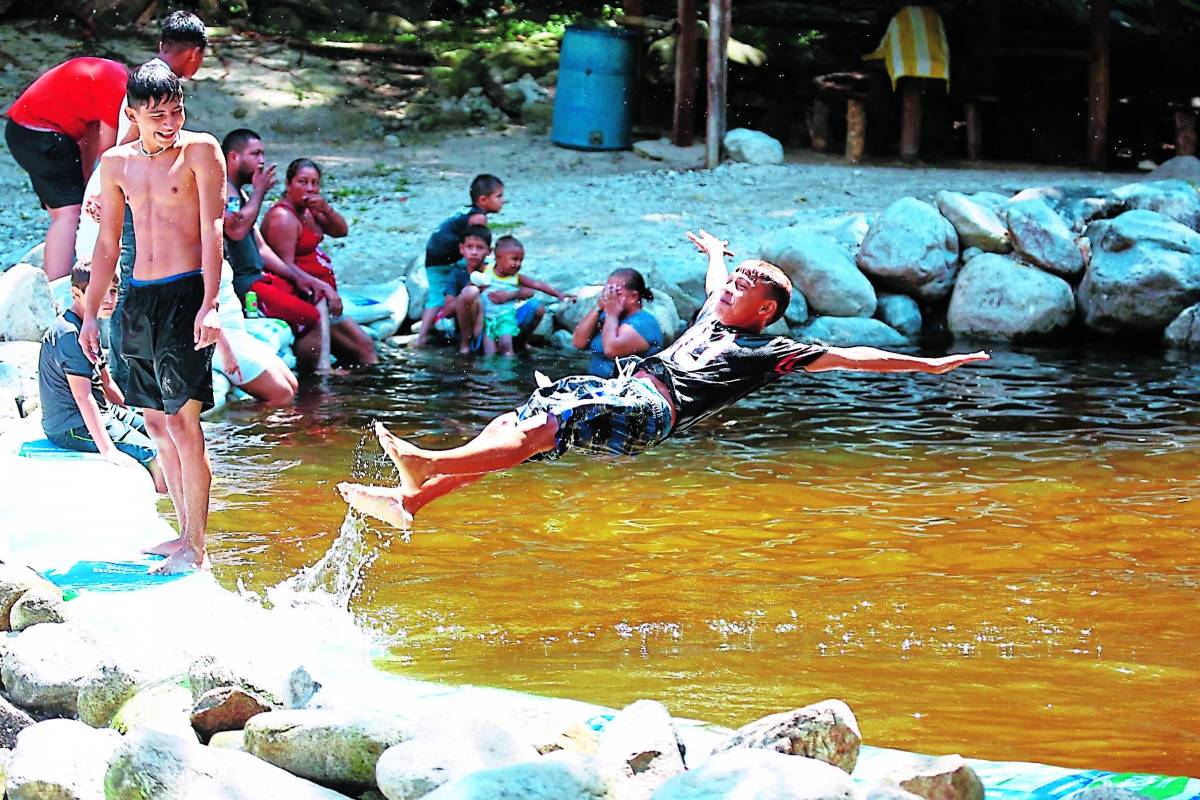 <b>Las familias y amigos disfrutan este fin de semana de los últimos días del feriado.</b>