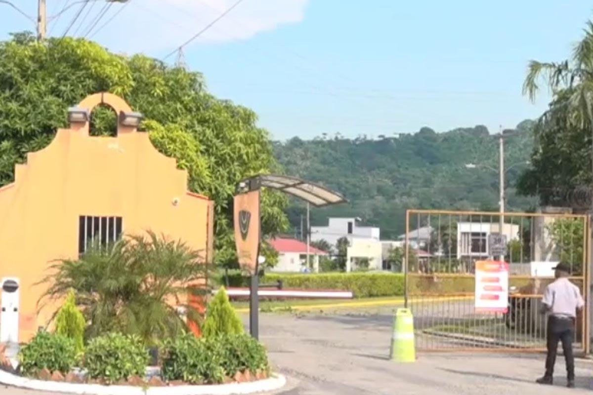 Entrada a la residencial Rancho Tara.