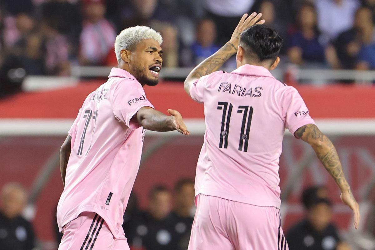Josef Martínez hizo el empate del Inter Miami y celebró con Facundo Farías.