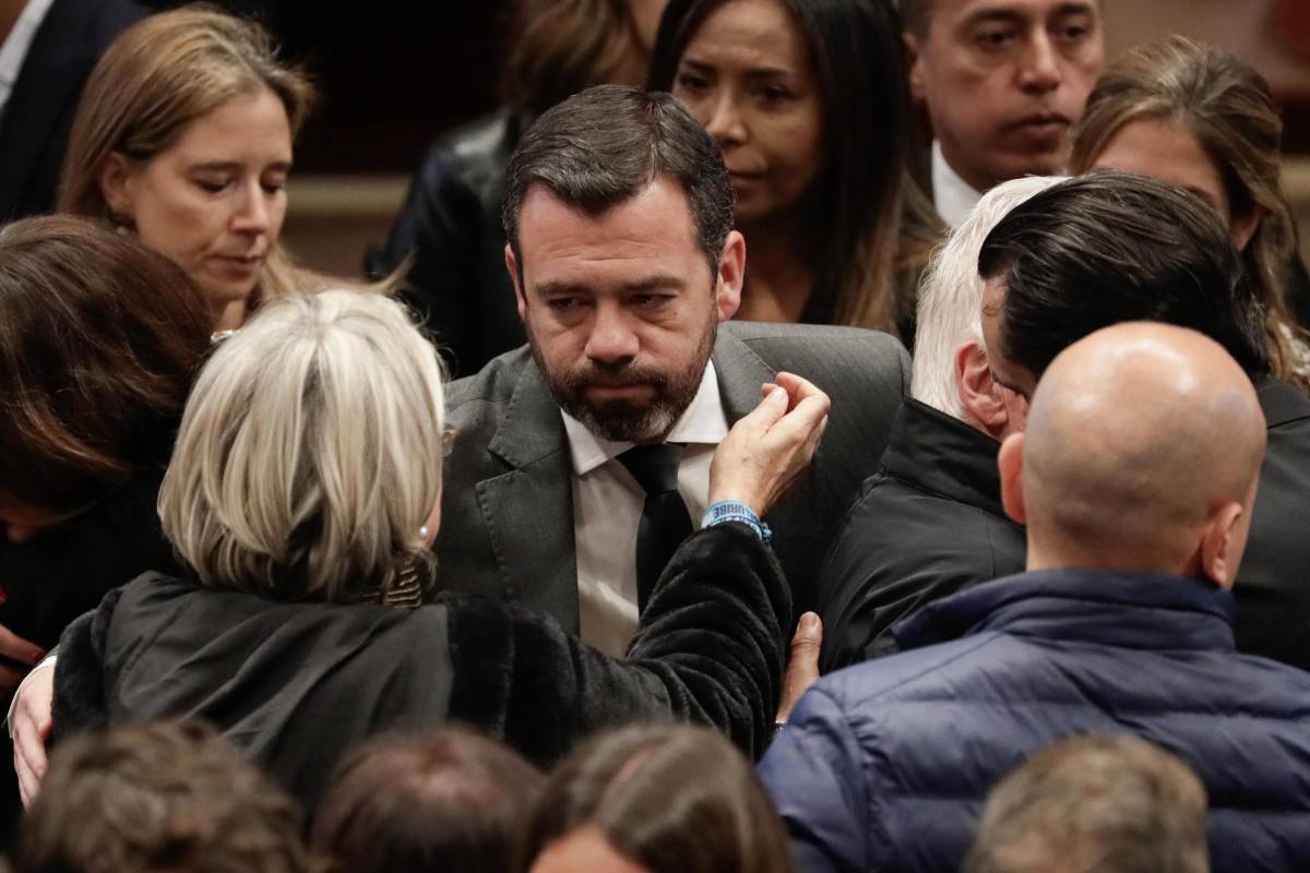 Los colombianos dan el último adiós a Uribe Turbay con flores blancas en el Capitolio