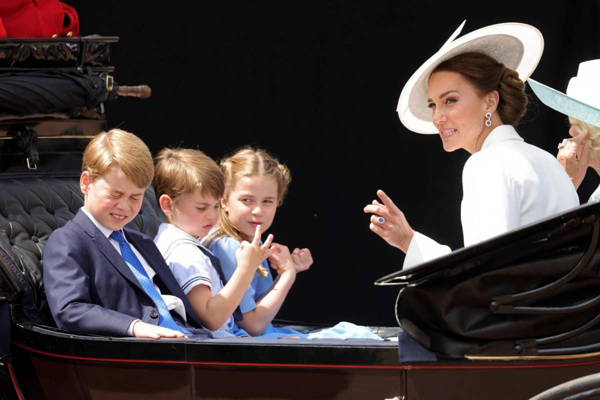 La duquesa de Cambridge, Kate, hizo el recorrido junto a sus tres hijos, los príncipes George, Louis y Charlotte.